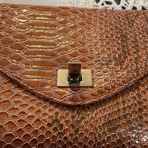 Small bag with chain handle! EUC! Salmon color like snakeskin! 6”tall! 11”w - Picture 2 of 7